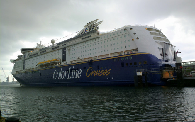 ColorLine Fähre im Hafen Kiel