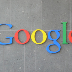 Google Logo an Betonwand